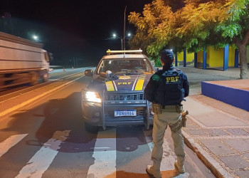 PRF fiscaliza ônibus interestadual no Piauí e prende mulher com 11kg de maconha escondida em mochila