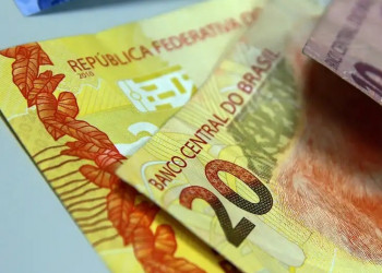 Homem é conduzido pela PRF após pagar conta em posto de combustíveis com notas falsas de R$ 20 em Teresina