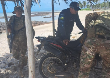 Polícia apreende motocicleta roubada e destrói acampamentos criminosos no litoral do Piauí