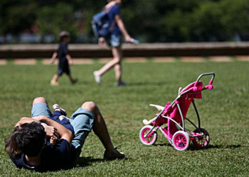 Pais estão menos presentes na criação de filhos, aponta estudo