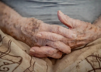 Homem é preso por se apropriar de aposentadoria e abandonar a própria mãe idosa no Piauí