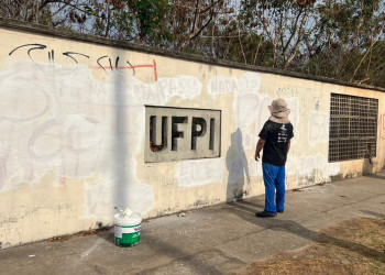 Após operação, polícia apaga pichações de facções na zona Leste de Teresina