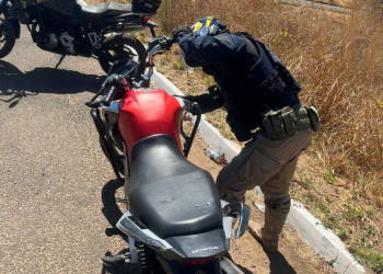PRF apreende motocicleta adulterada na BR-230 em Oeiras, interior do Piauí
