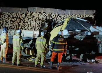 Idoso fica gravemente ferido após colisão entre dois caminhões no interior do Piauí