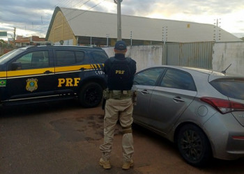 PRF prende no Piauí homem conduzindo carro roubado na Bahia e caminhoneiro com documento falso
