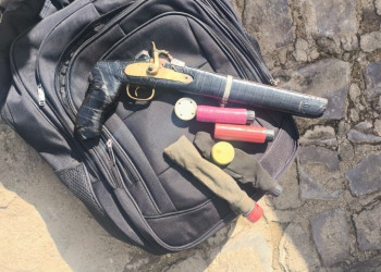 PRF flagra passageiro com arma de fogo artesanal e material para munições dentro de ônibus interestadual no Piauí