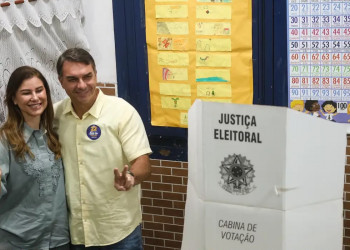 Flávio Bolsonaro vota no Rio e diz que ‘chegou a hora da mudança’