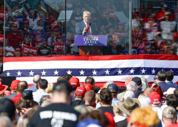 ‘Grande família‘, diz Trump ao cumprimentar Eduardo Bolsonaro em evento nos EUA