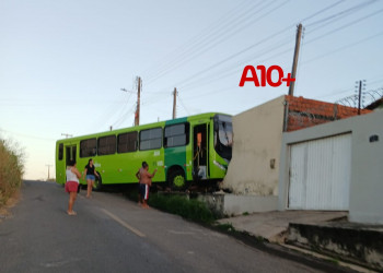 Ônibus desgovernado invade residência na zona Norte de Teresina; STRANS é acionada