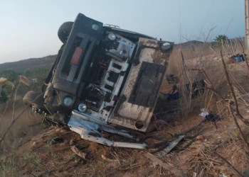 Passageiro morre após caminhão sair da pista e tombar no Piauí; motorista ficou ferido