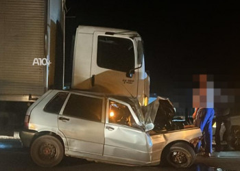 Motorista invade pista contrária, colide carro contra caminhão e morre no Piauí