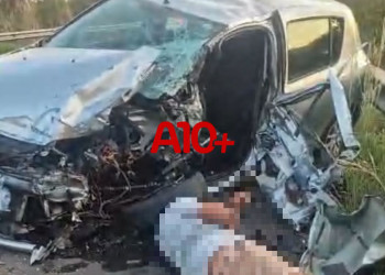 Motorista de carro fica gravemente ferido após colisão com ônibus no interior do Piauí; veículo ficou parcialmente destruído