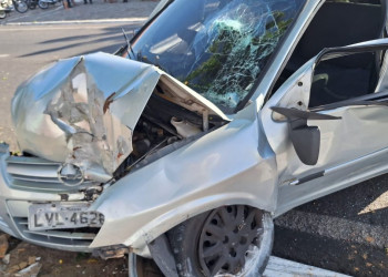 Jovem fica gravemente ferido após perder controle da direção e bater carro contra árvore no Piauí