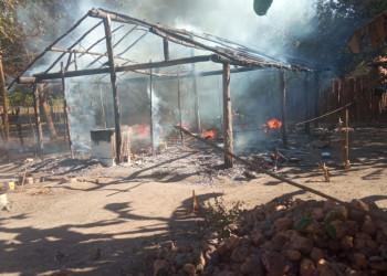Homem ateia fogo na própria casa após briga com enteado em zona rural de José de Freitas, no Piauí