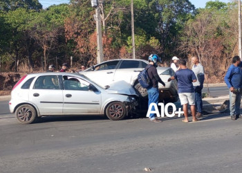 Acidente envolvendo dois veículos deixa mulher presa às ferragens na zona Sul de Teresina