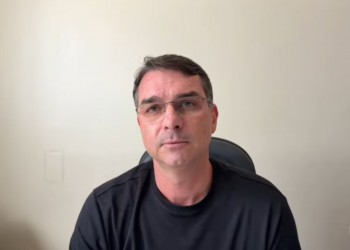 ‘Se acontecer alguma coisa com meu pai, Moraes, a culpa é sua’, diz Flávio Bolsonaro ao criticar prisão