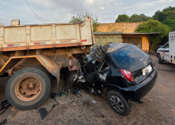 Homem morre após carro colidir na traseira de caminhão na BR-316, na saída de Teresina; vítima ficou presa às ferragens