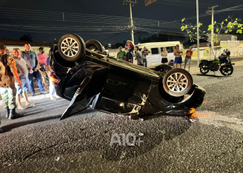 Motorista fica ferido após bater em carro estacionado e capotar na zona Sul de Teresina