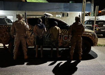 Polícia flagra armas, droga e munições dentro de residência no Piauí; duas pessoas são presas