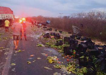 Colisão entre três caminhões deixa um ferido e carga de frutas fica espalhada em pista no Piauí