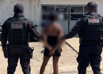 Mulher suspeita de tráfico de drogas é presa após resistir à abordagem e ofender policiais no Piauí