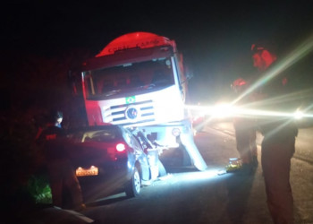 Grave acidente com caminhão da limpeza pública e carro deixa dois mortos na BR-343 entre Teresina e Altos, Piauí