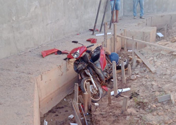 Homem morre após cair de motocicleta em ponte inacabada entre Barras e Miguel Alves, no interior do Piauí