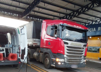 PRF e Sefaz flagram veículos de carga com excesso de peso durante fiscalização no Piauí