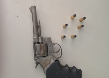 Polícia Militar apreende revólver em telhado e dupla acaba presa na zona Sul de Teresina