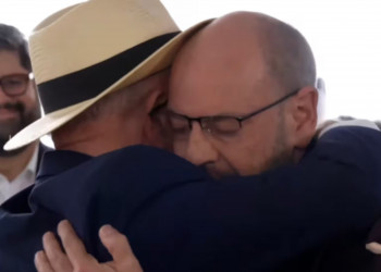 Governador interino do Rio se emociona ao agradecer presidente e ouve gritos de ‘fica’