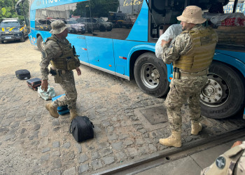 SSP realiza operação em transportes de passageiros para combater tráfico de drogas e porte ilegal de armas em Teresina