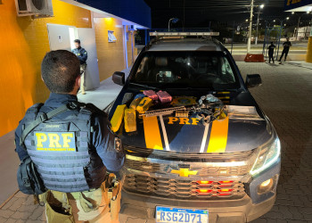 PRF prende três pessoas com fuzil, munições e drogas na BR-402 no litoral do Piauí