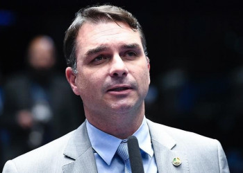 Flávio visita Bolsonaro pela 1ª vez após prisão e diz que Moraes ‘não fez favor nenhum’