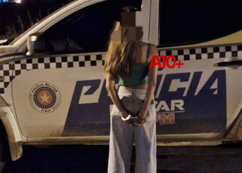 Mulher desacata policiais e resiste à prisão após ser denunciada por injúria dentro de restaurante no Piauí
