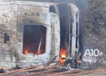 Carreta carregada de madeira tomba e pega fogo no litoral do Piauí; motorista ficou ferido