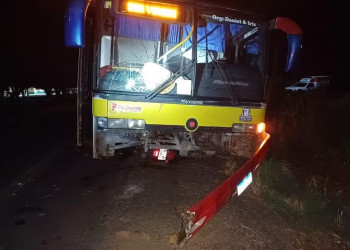 Acidente deixa idoso morto na BR-343, no interior do Piauí; motocicleta ficou presa às ferragens