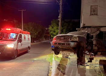 Caminhão perde força em ladeira, desce de ré e atinge prédio no Centro de Jaicós, Piauí