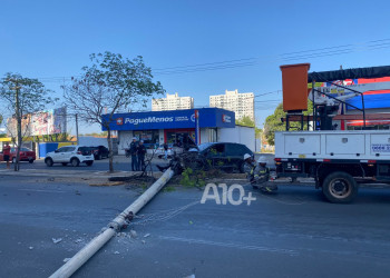 Jovem cochila ao volante após sair do trabalho e bate carro contra poste em Teresina