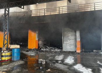 Incêndio destrói loja de autopeças no interior do Piauí; bombeiros são acionados