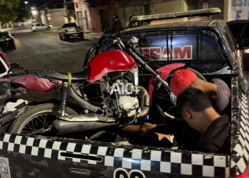 Homem é preso e adolescente apreendido com simulacro de arma de fogo e moto roubada em Teresina