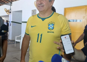 Ciro Nogueira vota com camisa do Brasil e diz que expectativa é de mudança no país; aposta que Flávio terá 5 milhões de votos a mais que Lula