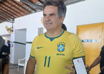 Ciro Nogueira vota com camisa do Brasil e diz que expectativa é de mudança no país; aposta que Flávio terá 5 milhões de votos a mais que Lula