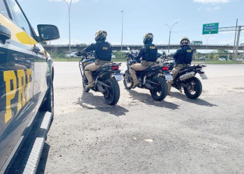 Motociclista que devia pensão alimentícia é abordado pela PRF, tenta fugir transitando por 10 minutos em vias de cidade, mas é preso