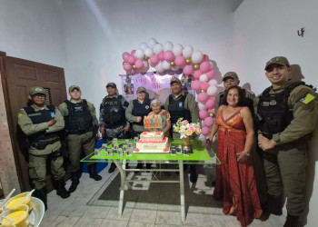 Equipe da PM surpreende e homenageia idosa durante aniversário de 98 anos em Parnaíba, Piauí; VÍDEO!