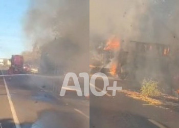 Carreta com carga de algodão tomba e pega fogo no interior do Piauí; VÍDEO
