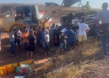 Homem morre e mulher fica ferida após carreta tombar no interior do Piauí