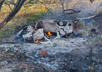 Adolescente morre carbonizado após carro sair da pista e capotar no Piauí; familiares ficaram feridos