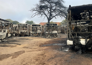Aulas são suspensas em escolas prejudicadas após incêndio destruir ônibus que atendiam alunos na zona Sul de Teresina