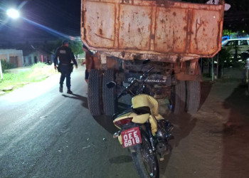 Homem morre após bater motocicleta contra caminhão estacionado em rodovia no interior do Piauí