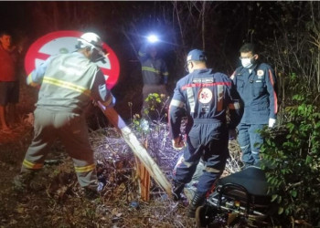 Pedreiro morre após bater motocicleta em placa de sinalização no interior do Piauí